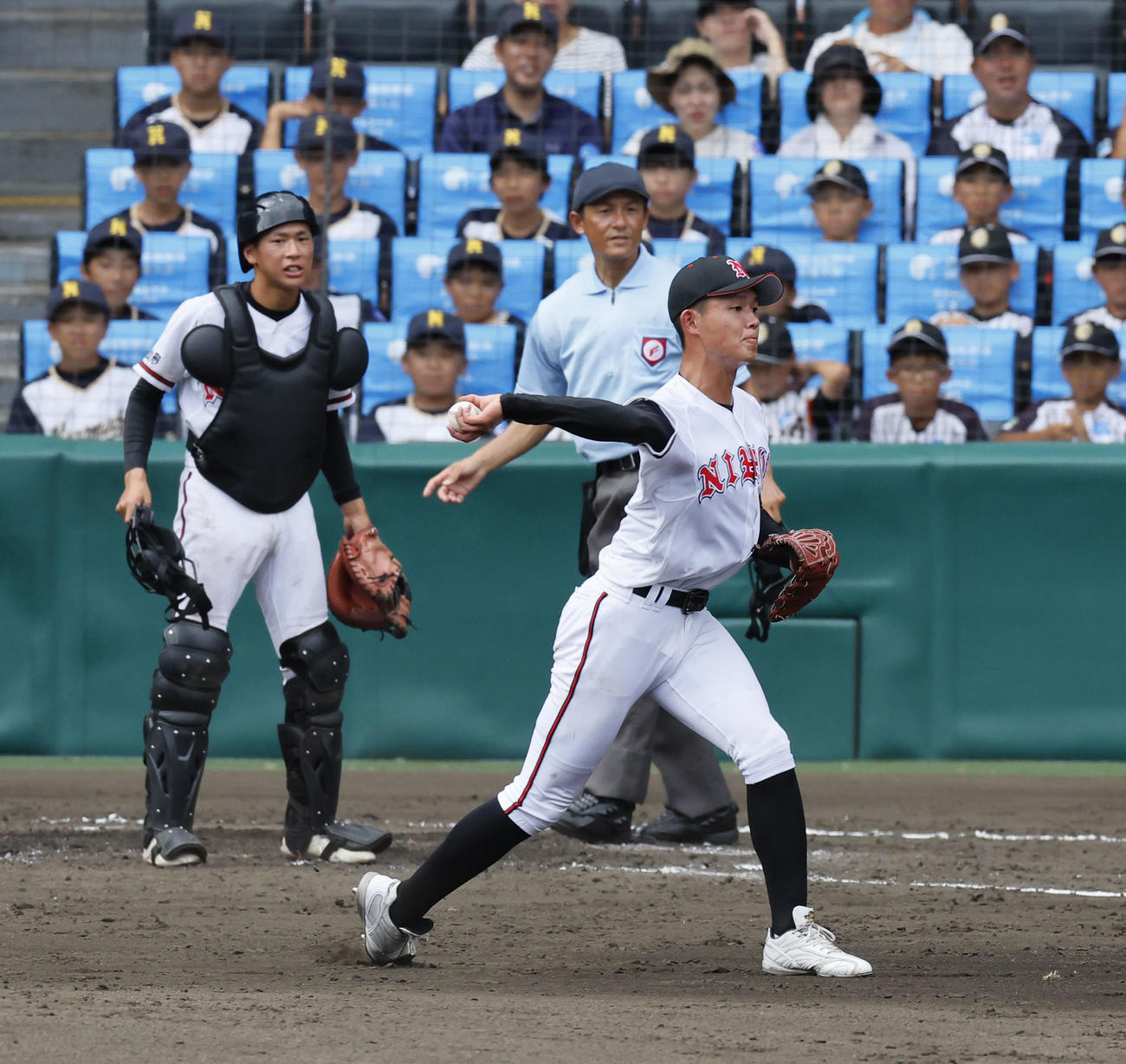 日大山形対おかやま山陽　4回裏おかやま山陽無死一、二塁、田内真翔の送りバントを三塁へ悪送球する日大山形の菅井。2点適時失策となる（撮影・藤尾明華）