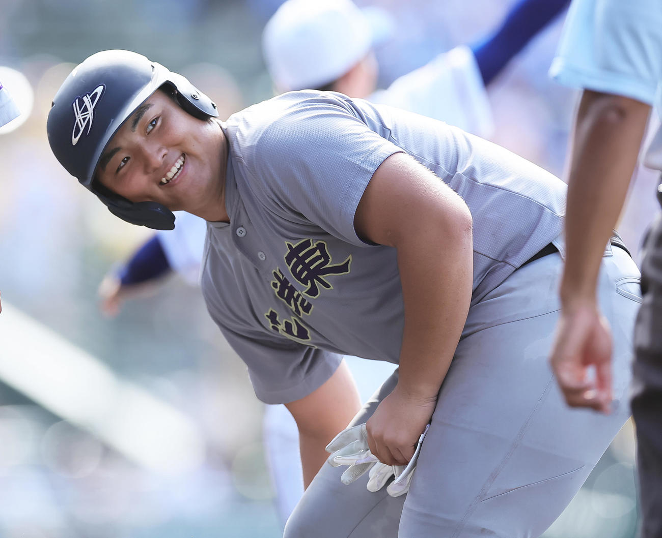 宇部鴻城対花巻東　4回裏花巻東無死二塁、佐々木麟は左前適時打を放ち笑顔を見せる（撮影・足立雅史）