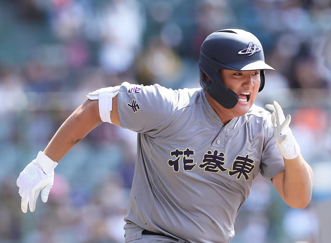宇部鴻城対花巻東　7回裏花巻東2死一塁、佐々木麟は三塁内野安打を放つ（撮影・足立雅史）
