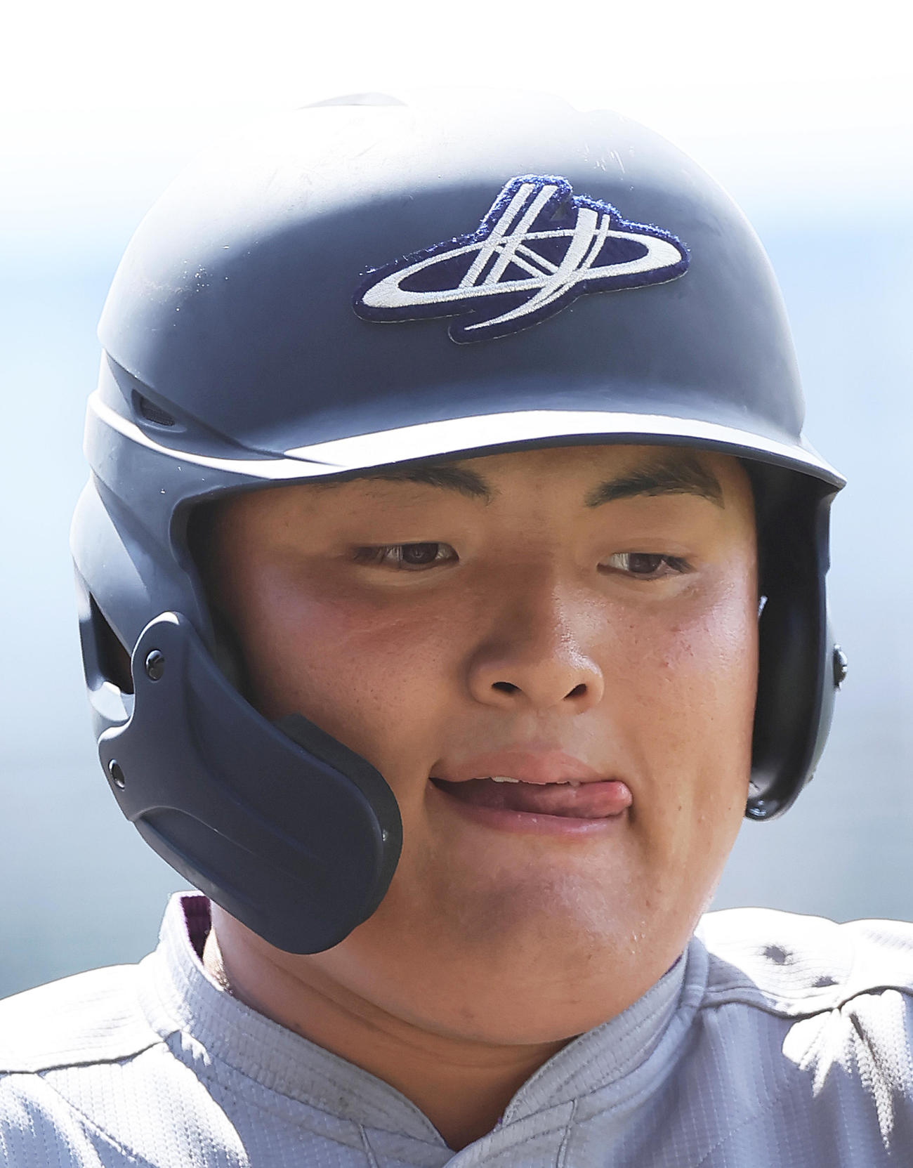 宇部鴻城対花巻東　7回裏花巻東2死一塁、佐々木麟は三塁内野安打を放つ（撮影・足立雅史）