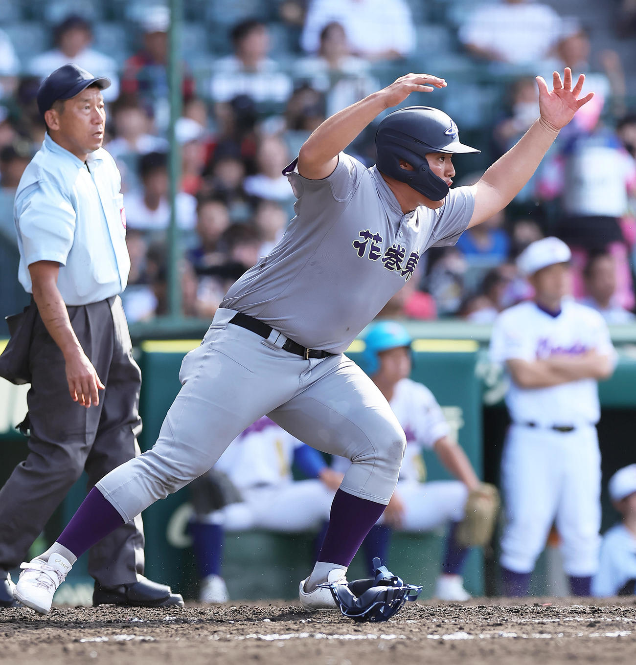 宇部鴻城対花巻東　4回裏花巻東1死二、三塁、広内の中前適時打で走者の進塁をうながす三塁走者佐々木麟（撮影・足立雅史）