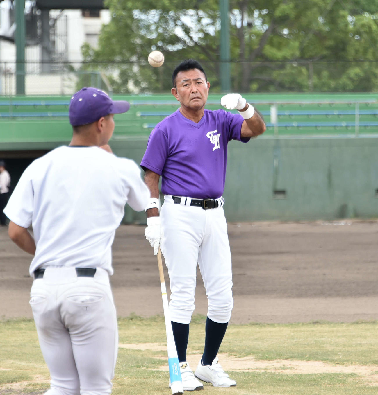 前日練習で外野手にノックをする長谷前監督