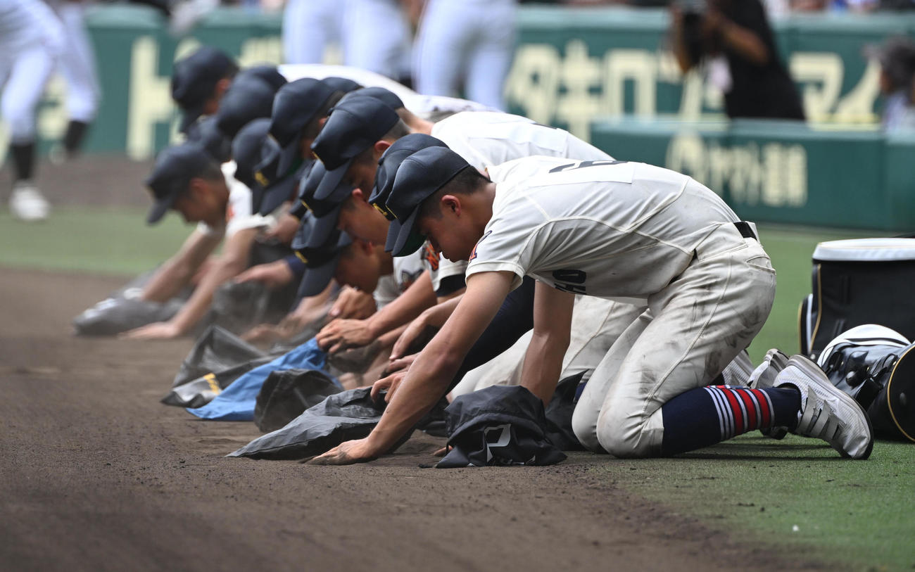クラーク対前橋商　クラークに敗れ甲子園の砂を集める前橋商ナイン（撮影・和賀正仁）