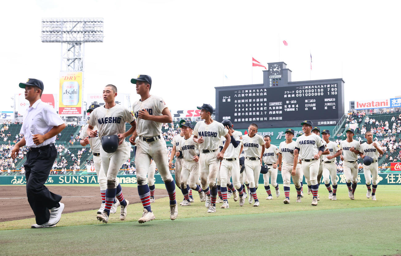 クラーク対前橋商　敗れ、引き揚げる前橋商の選手ら（撮影・足立雅史）
