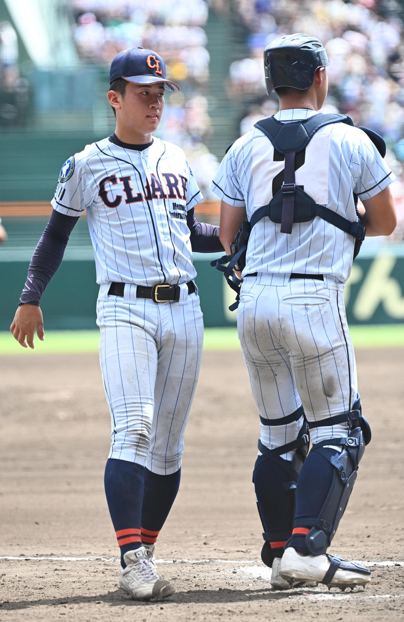 クラーク対前橋商　完投勝利を飾ったクラーク・新岡（左）は捕手麻原とタッチ（撮影・和賀正仁）