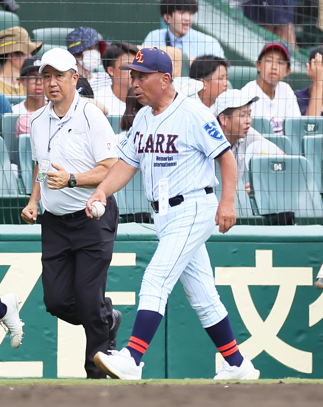 クラーク対前橋商　春夏通じ甲子園初勝利となったクラーク・佐々木監督（右）は記念球を手に引き揚げる（撮影・足立雅史）