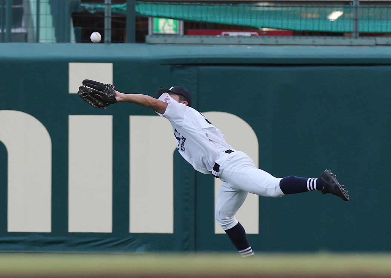 大垣日大対近江　5回裏近江2死二塁、清谷の右飛を好捕する山口（撮影・前田充）