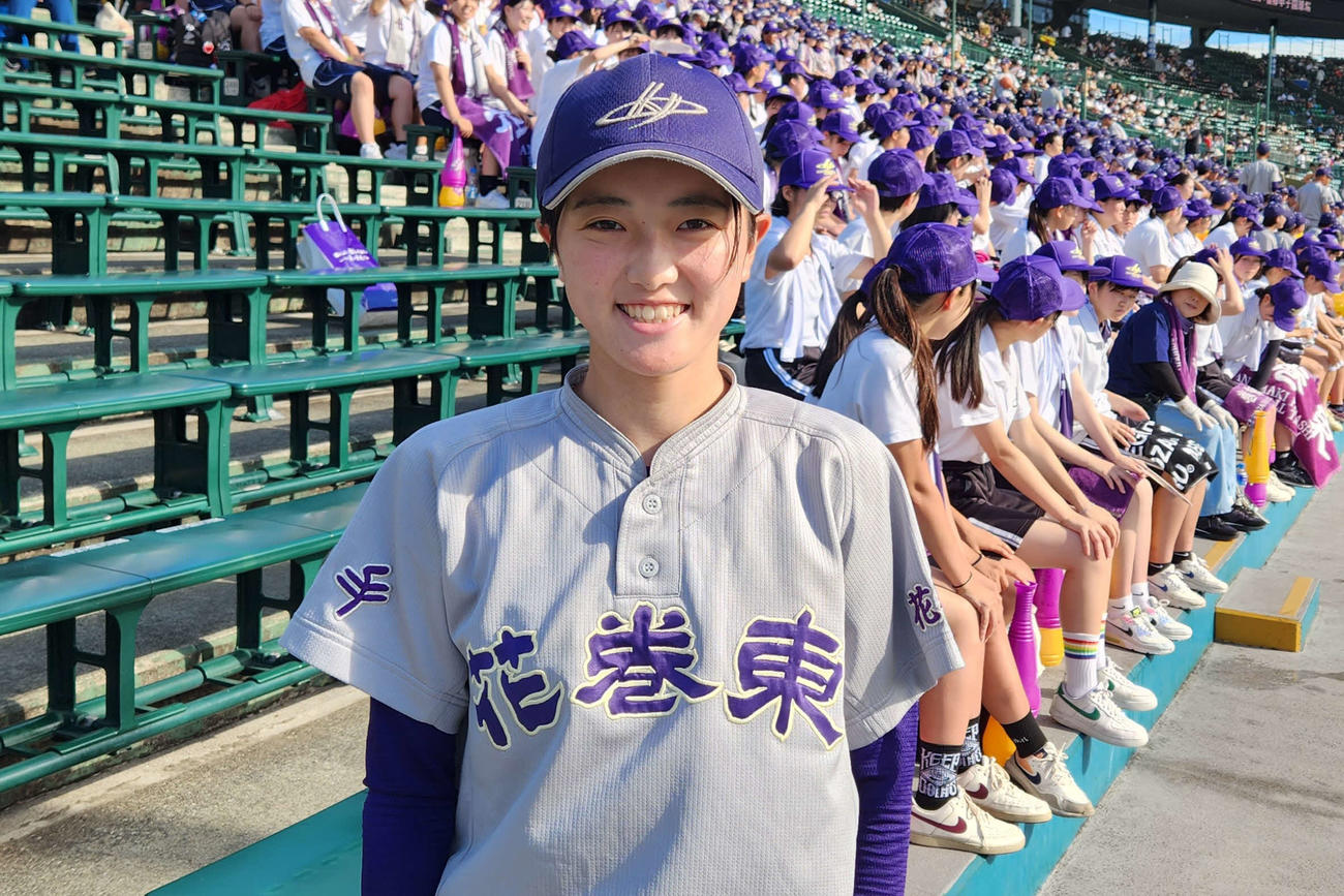 アルプスから熱い声援を送った花巻東・佐々木麟太郎の妹で、女子硬式野球部主将の秋羽さん（撮影・保坂淑子）