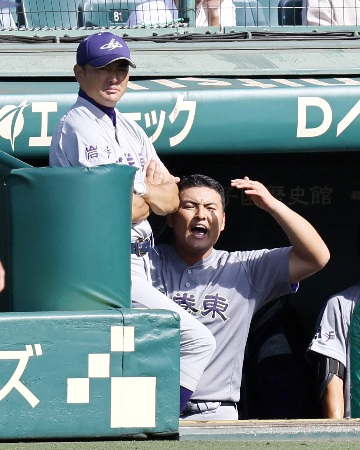 宇部鴻城対花巻東　4回裏、ベンチで声を出す花巻東の佐々木麟。左は佐々木監督（撮影・上山淳一）