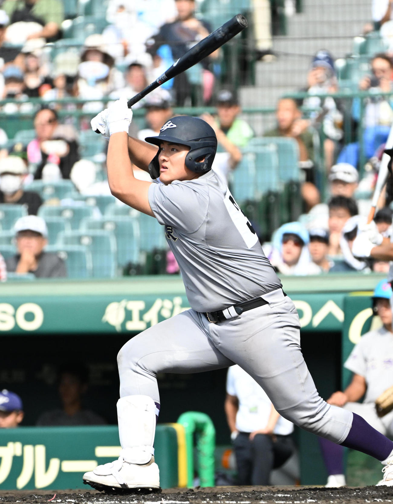宇部鴻城対花巻東　4回裏花巻東無死二塁、佐々木麟太郎は左前適時打を放つ（撮影・石井愛子）