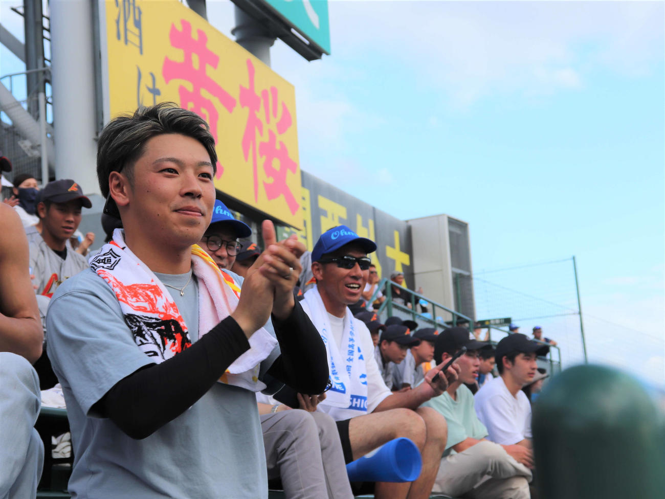 近江（滋賀）の4番・横田悟主将（3年）の兄で同校OBの横田大さん（24）はアルプスからエールを送った（撮影・中島麗）