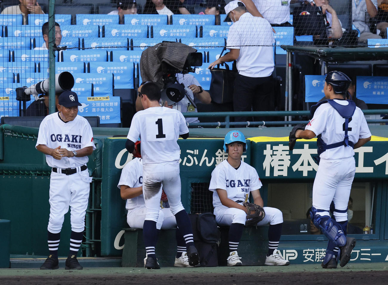 大垣日大対近江　2回裏を終え孫の高橋（右端）と山田（1）に声をかける大垣日大の阪口監督（左端）（撮影・藤尾明華）