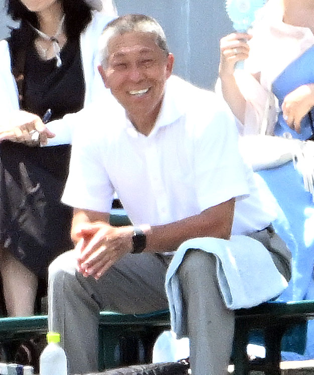 社対日大三　試合を観戦する日大三の小倉前監督（撮影・石井愛子）