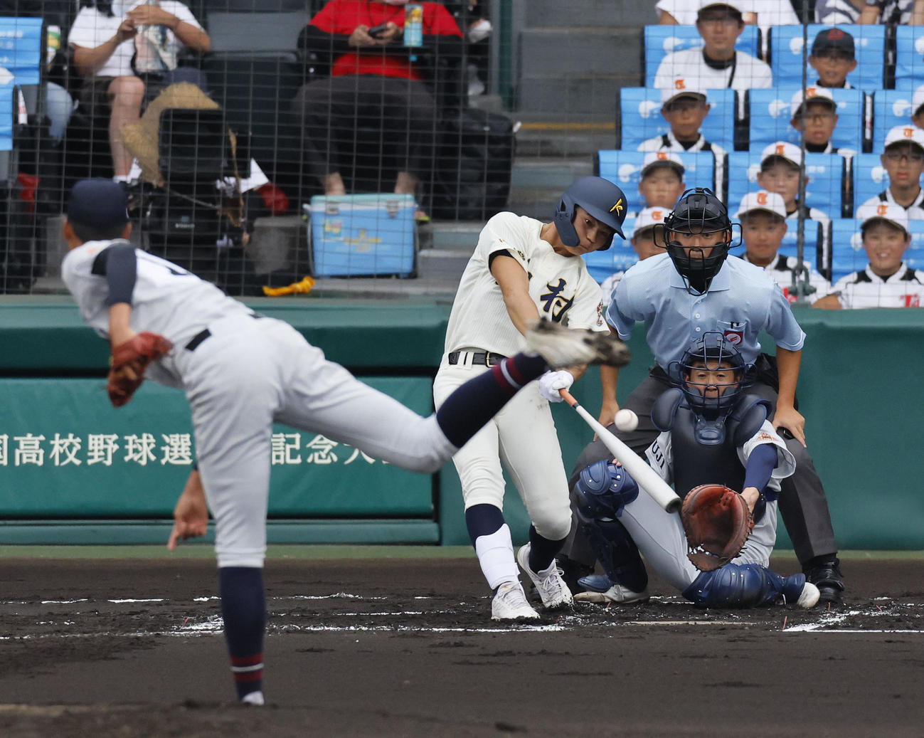 神村学園対立命館宇治　1回表神村学園2死二塁、正林は右中間に先制の適時二塁打を放つ（撮影・藤尾明華）