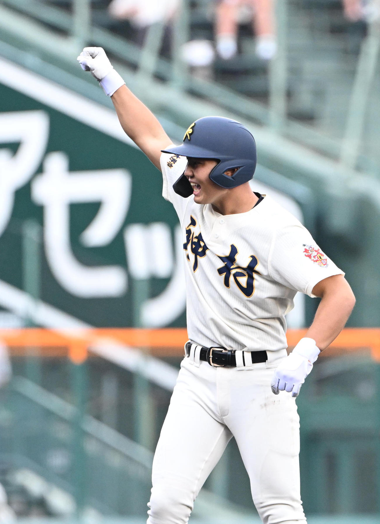 神村学園対立命館宇治　1回表神村学園2死二塁、中越えに先制の適時二塁打を放った正林はガッツポーズ（撮影・和賀正仁）