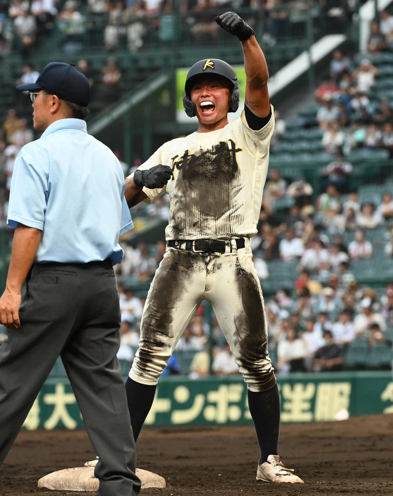 神村学園対立命館宇治　4回表神村学園2死一塁、今岡は左適時三塁打を放ちガッツポーズ（撮影・前岡正明）