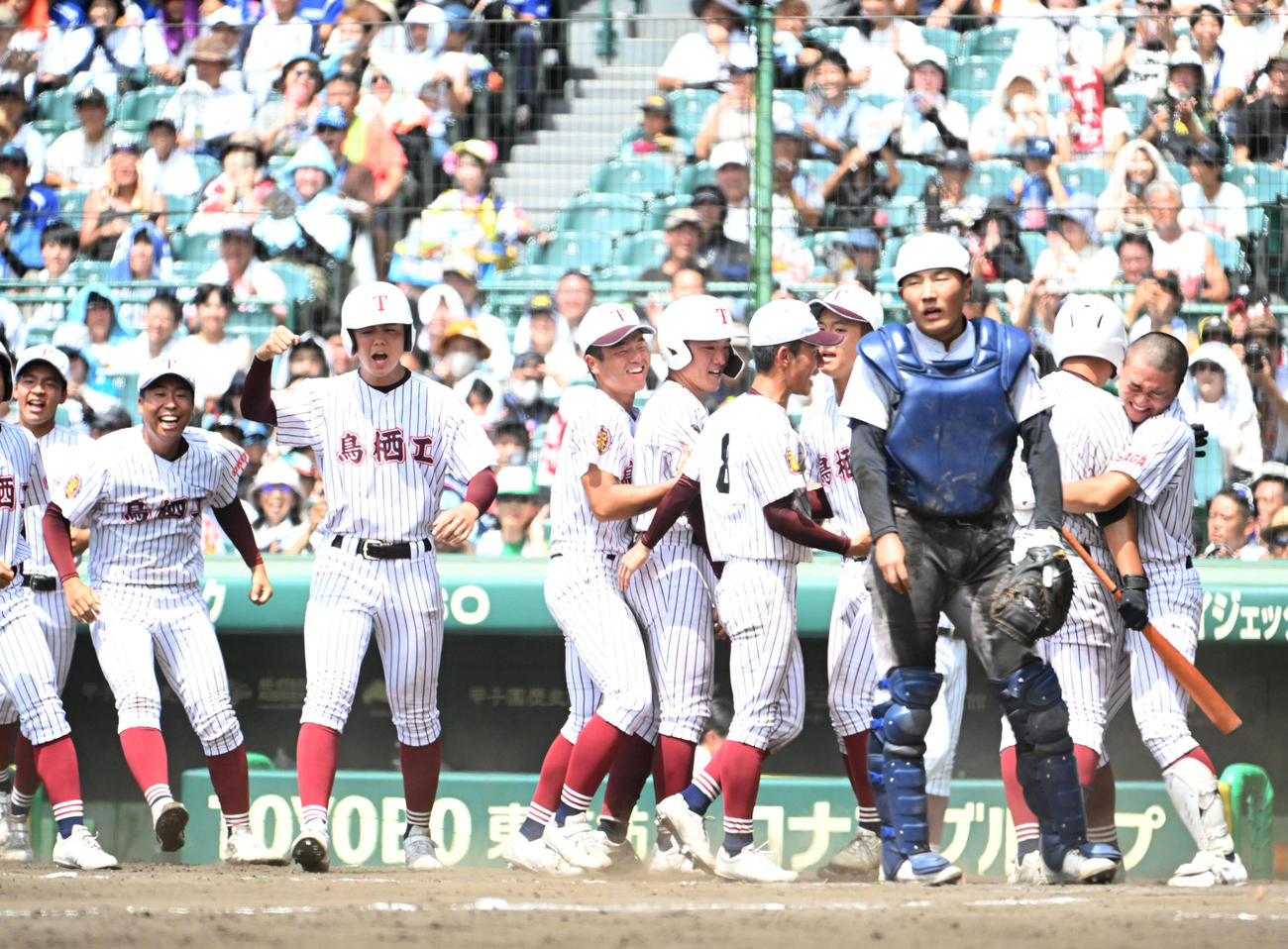 富山商対鳥栖工　富山商に勝利に喜ぶ鳥栖工ナイン（撮影・石井愛子）