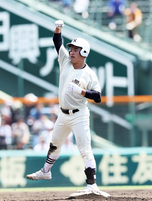 日大三対社　3回裏日大三2死二塁、二宮は適時二塁打を放ちガッツポーズ（撮影・足立雅史）