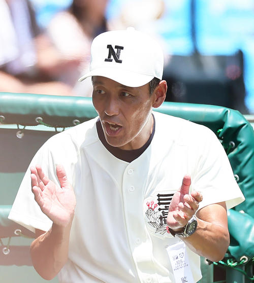 社対日大三　選手に声をかける日大三・三木監督（撮影・足立雅史）