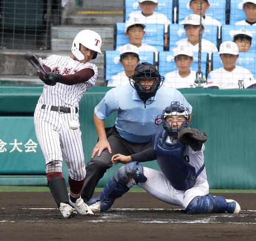 富山商対鳥栖工　3回裏鳥栖工2死三塁、鐘ケ江は中前適時打を放つ（撮影・上山淳一）