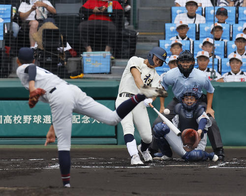 神村学園対立命館宇治　1回表神村学園2死二塁、正林は右中間に先制の適時二塁打を放つ（撮影・藤尾明華）