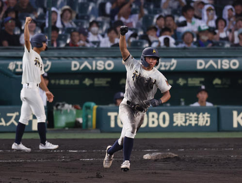 神村学園対立命館宇治　6回表神村学園2死二塁、中越えに2点本塁打を放ちガッツポーズをする今岡（撮影・藤尾明華）