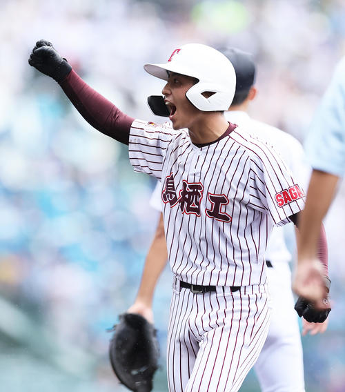 富山商対鳥栖工　3回裏鳥栖工2死三塁、鐘ケ江は中前適時打を放ちガッツポーズ（撮影・足立雅史）