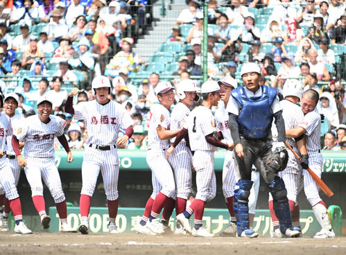 富山商対鳥栖工　富山商に勝利に喜ぶ鳥栖工ナイン（撮影・石井愛子）