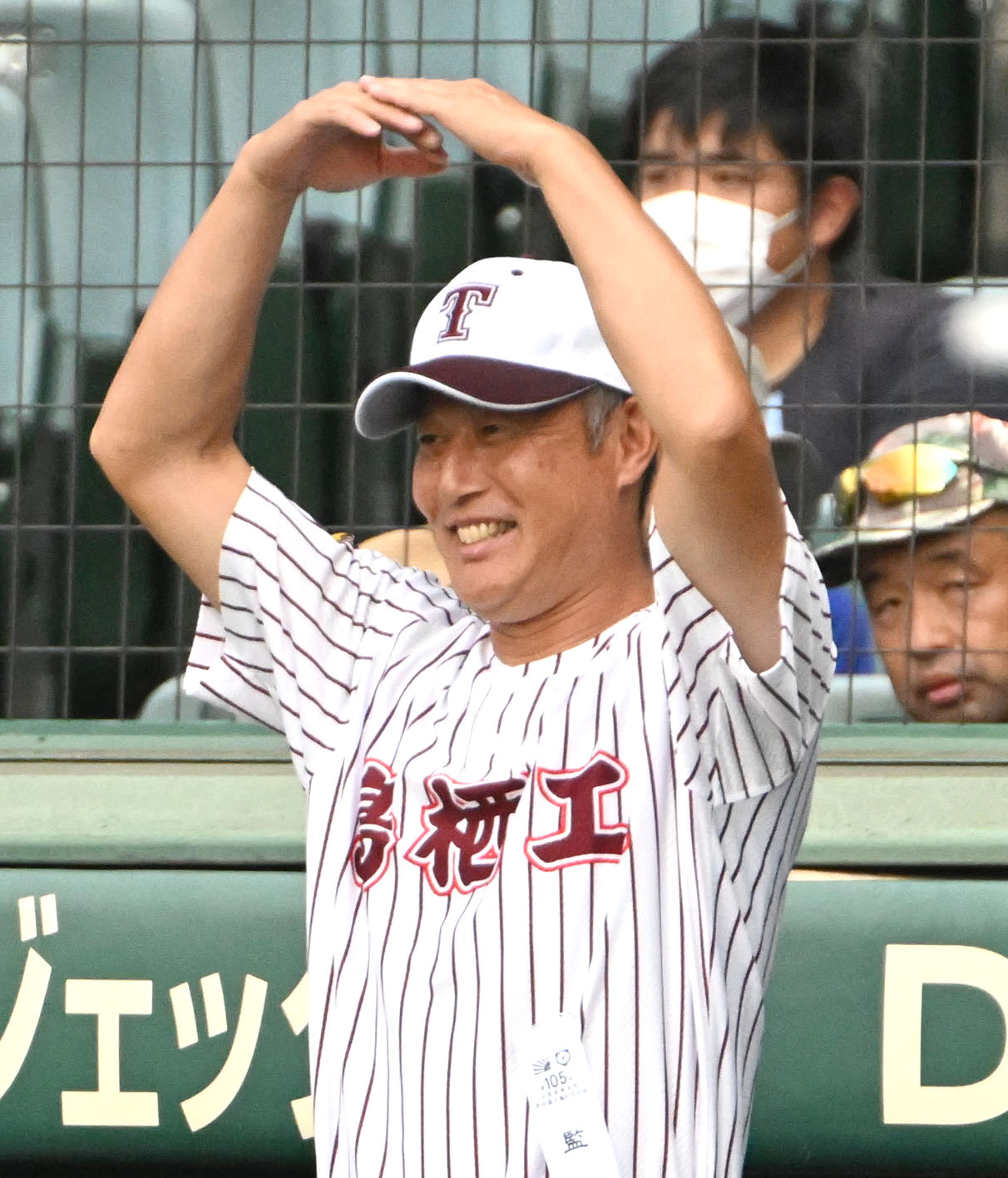 富山商対鳥栖工　ナインにオッケーサインをする鳥栖工・大坪監督（撮影・石井愛子）