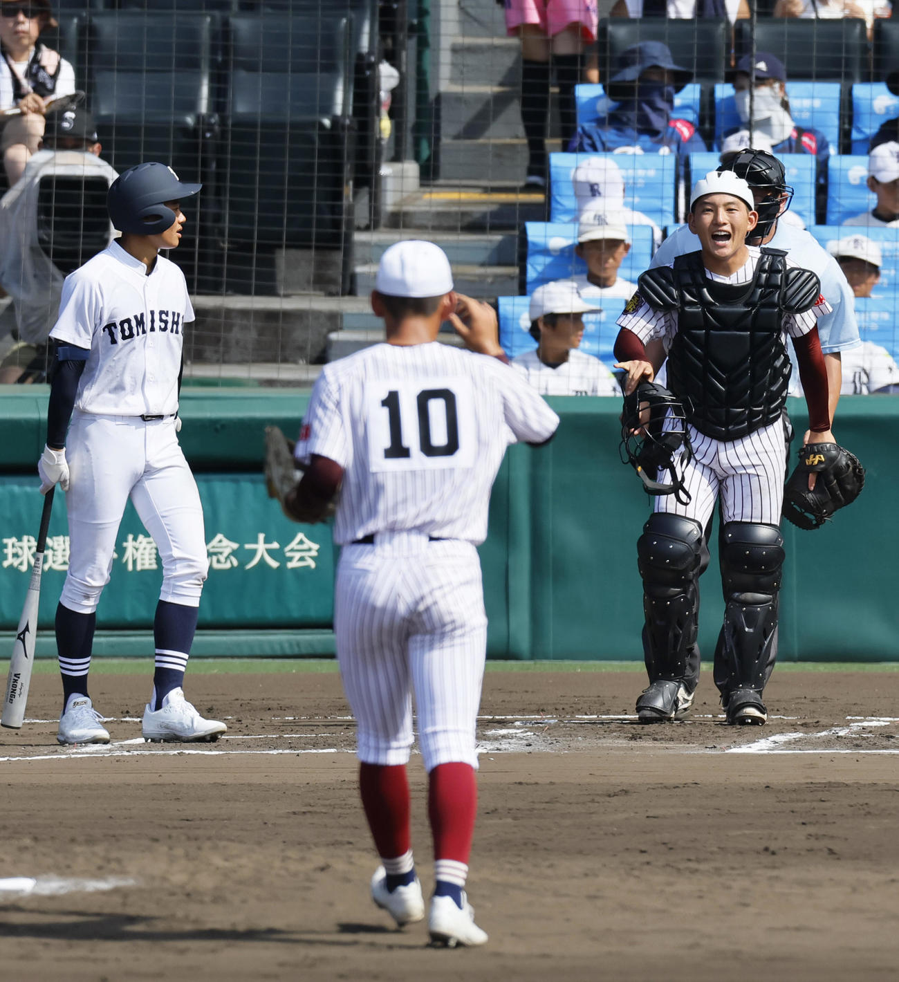 富山商対鳥栖工　6回表富山商無死一塁、竹田は三振に倒れ、一走足谷の二盗を刺す捕手松延晶（右）。手前は投手松延響（撮影・上山淳一）
