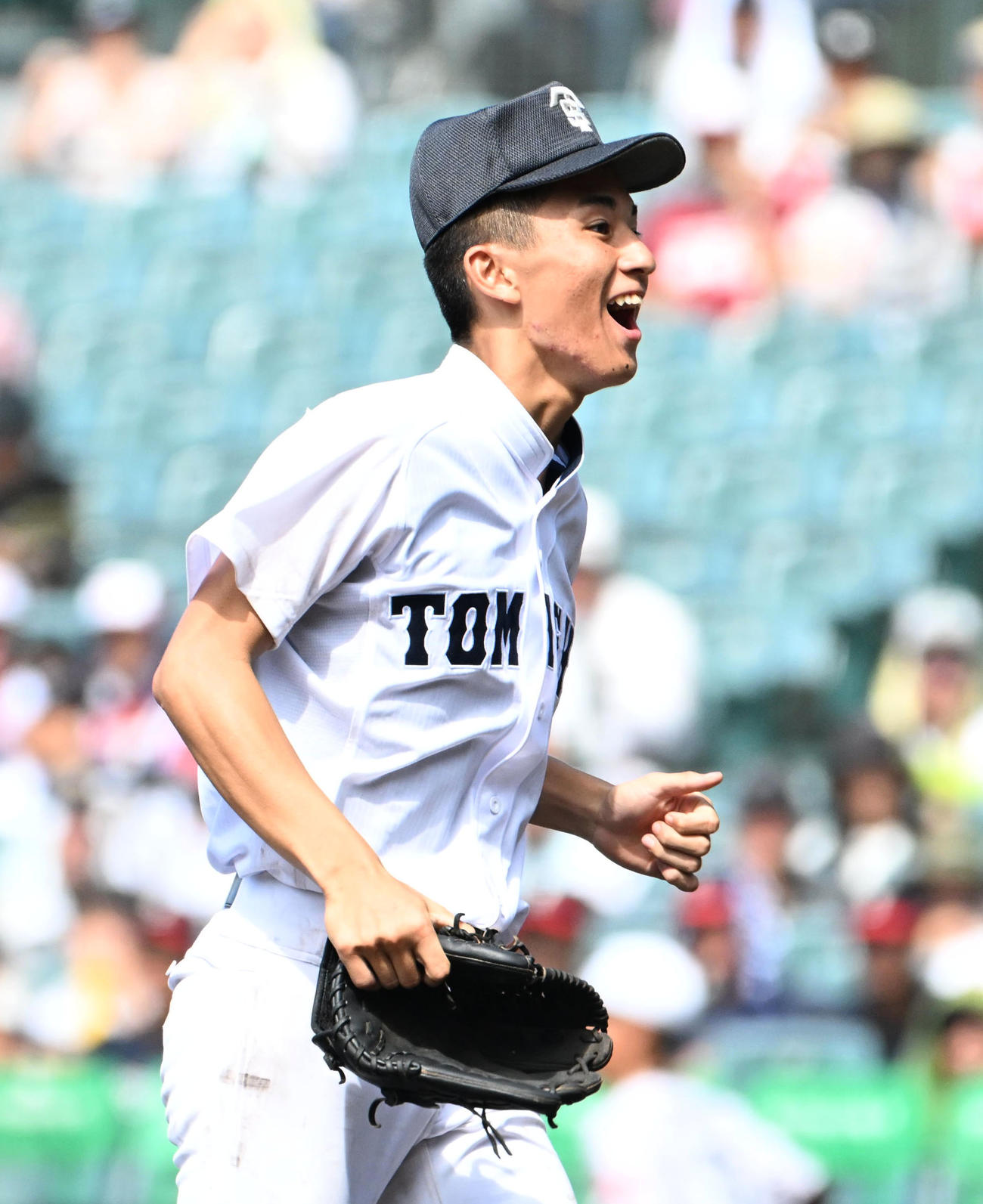 富山商対鳥栖工　7回裏鳥栖工2死、好捕を続け笑顔でベンチに引き揚げる竹田（撮影・石井愛子）