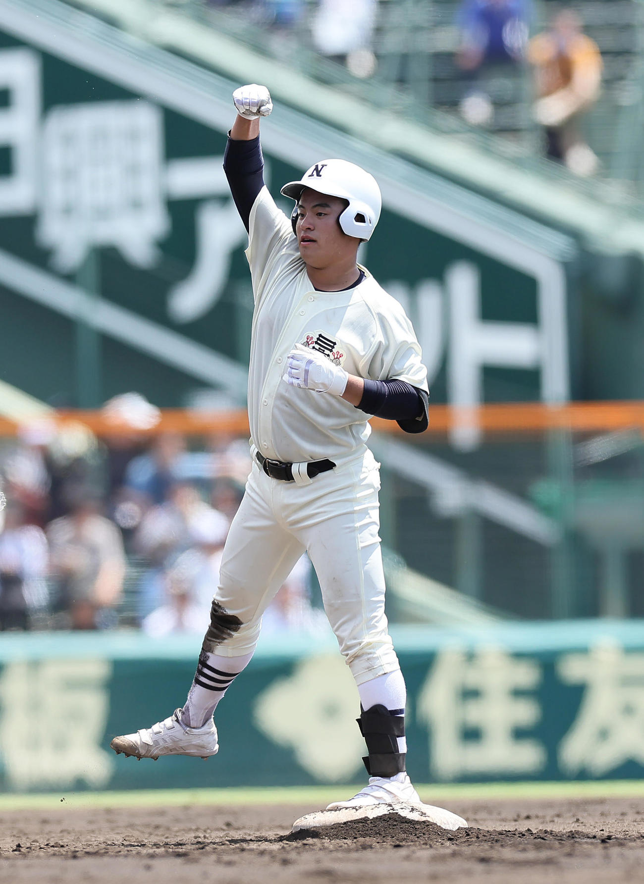 社対日大三　3回裏日大三2死二塁、二宮は適時二塁打を放ちガッツポーズ（撮影・足立雅史）