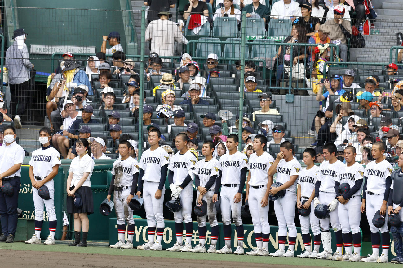 社対日大三　日大三に敗れ、整列する社ナイン（撮影・上山淳一）