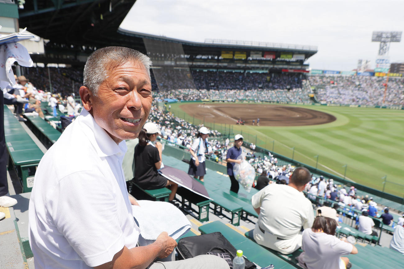 社対日大三　アルプススタンドで観戦する日大三・前監督の小倉氏（撮影・足立雅史）