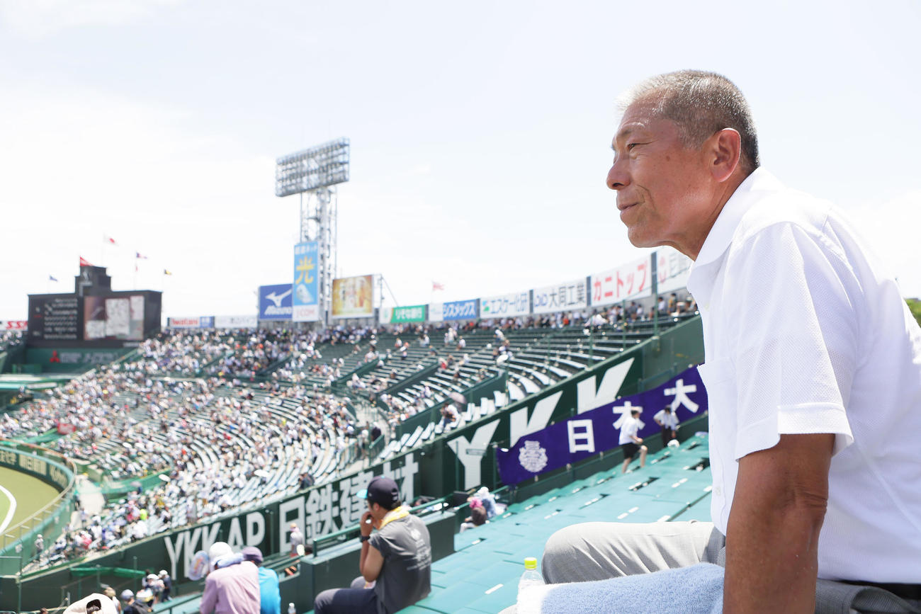 社対日大三　アルプススタンドで観戦する日大三・前監督の小倉氏（撮影・足立雅史）