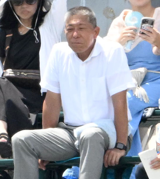 社対日大三　試合を観戦する日大三の小倉前監督（撮影・石井愛子）