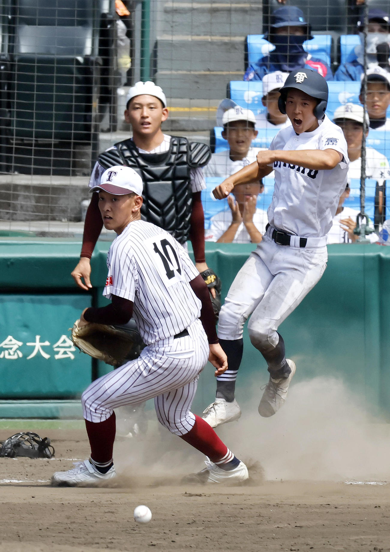富山商対鳥栖工　タイブレーク11回表富山商1死一、三塁、打者福田の時、捕手松延晶（奥）がパスボールし、足谷（右）が生還する。手前は投手松延響（撮影・上山淳一）