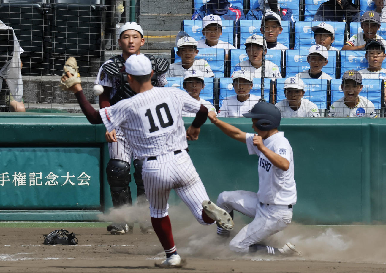 富山商対鳥栖工　タイブレーク11回表富山商1死一、三塁、打者福田の時、捕手松延晶（奥）がパスボールし、足谷（右）が生還する。手前は投手松延響（撮影・上山淳一）