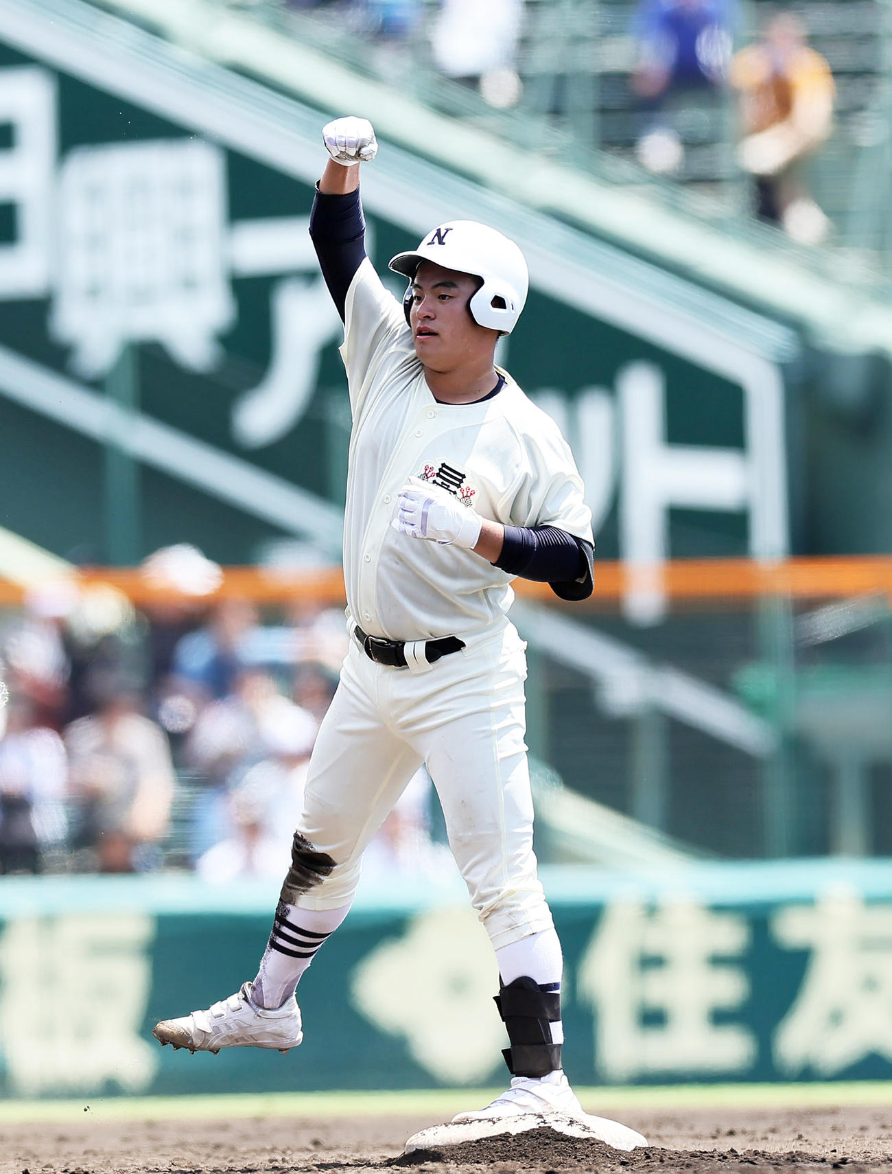 日大三対社　3回裏日大三2死二塁、二宮は適時二塁打を放ちガッツポーズ（撮影・足立雅史）
