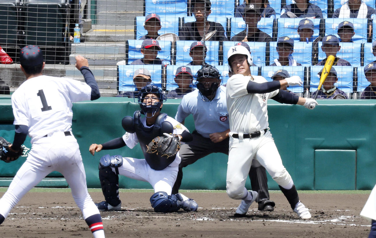 日大三対社　3回裏日大三2死二塁、二宮は先制の中適時二塁打を放つ（撮影・上山淳一）