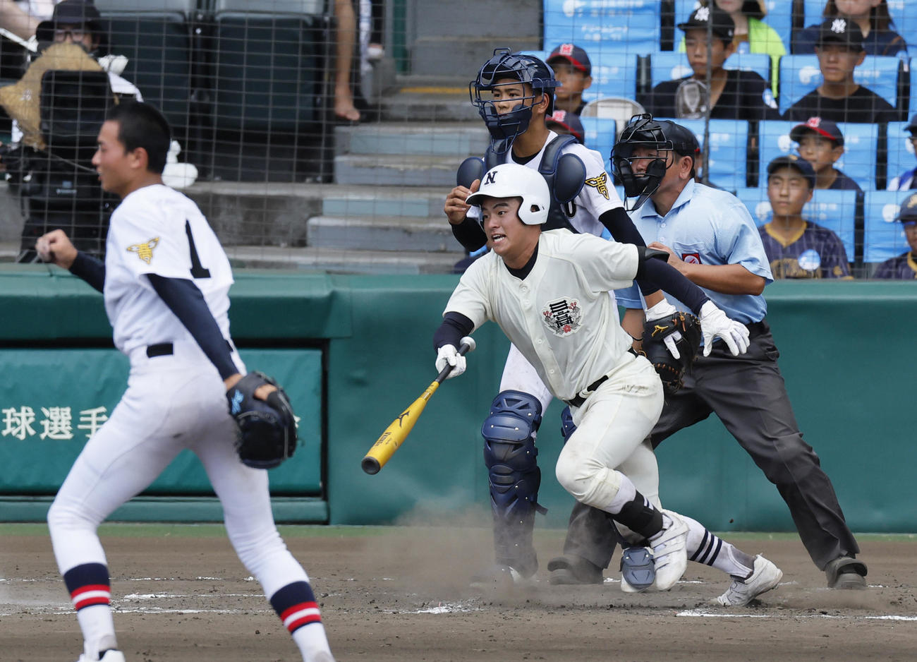 日大三対社　7回裏日大三2死一塁、二宮は右前打を放つ（撮影・上山淳一）