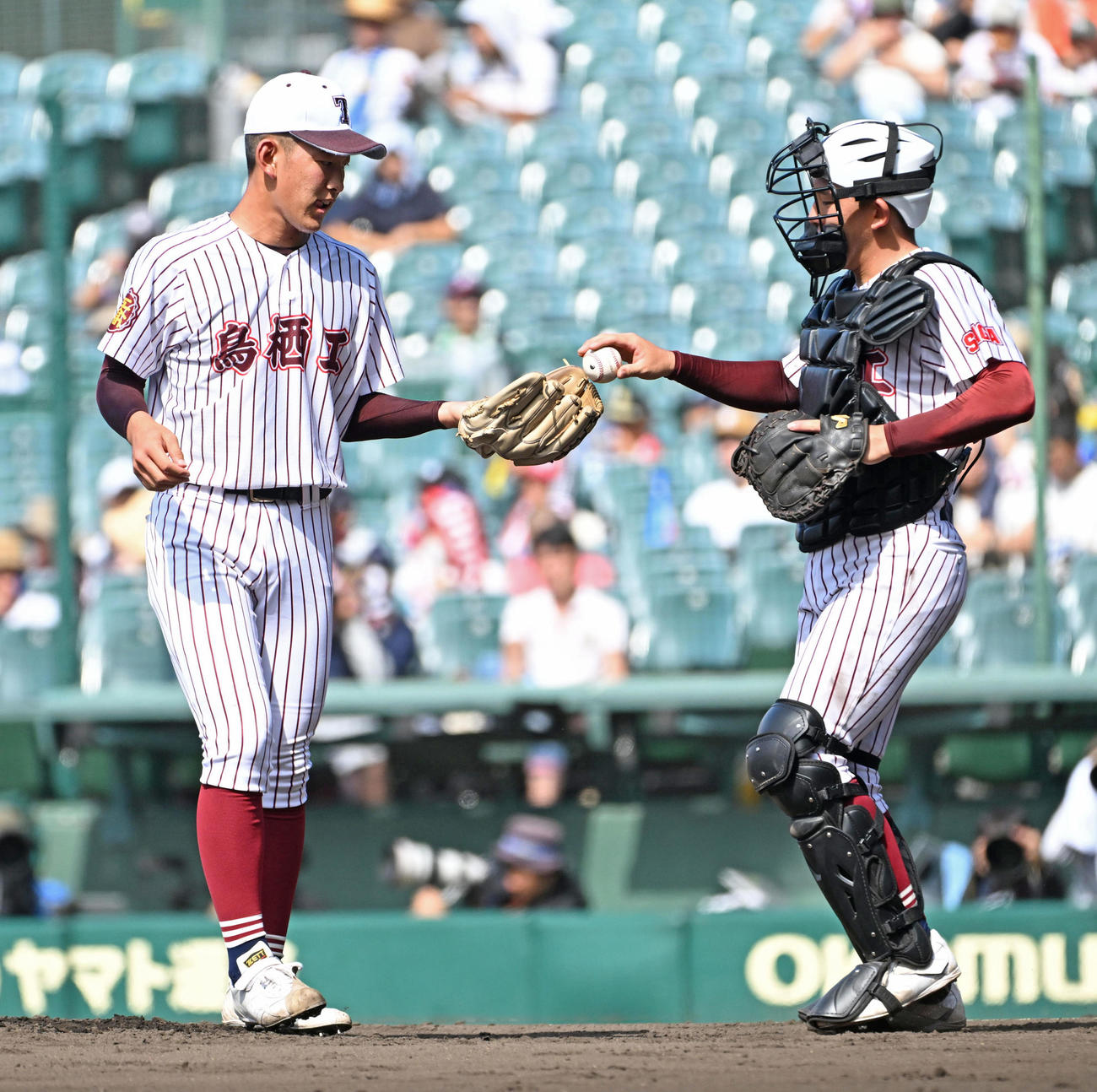 富山商対鳥栖工　弟・松延響（左）に声をかける兄・松延晶音（撮影・石井愛子）