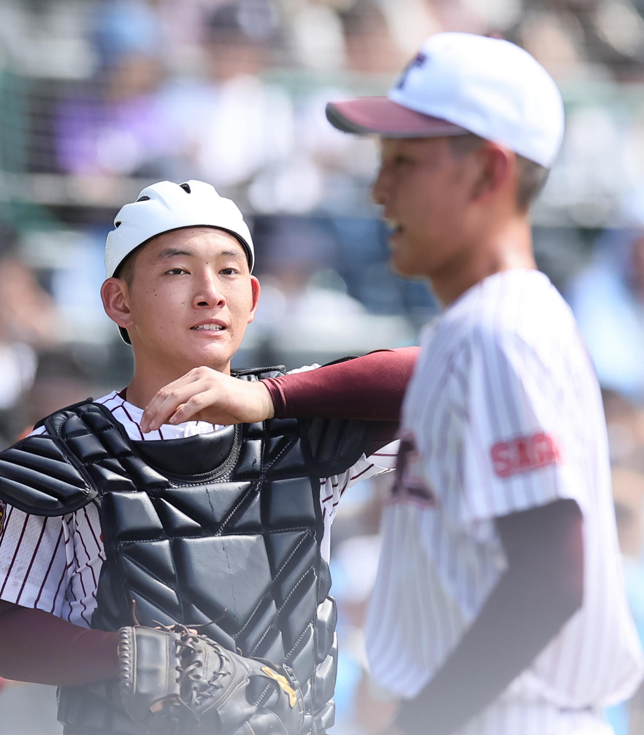 富山商対鳥栖工　9回表富山商2死二、三塁のピンチを切り抜けた弟・松延響（右）を見つめる兄・松延晶音（撮影・足立雅史）