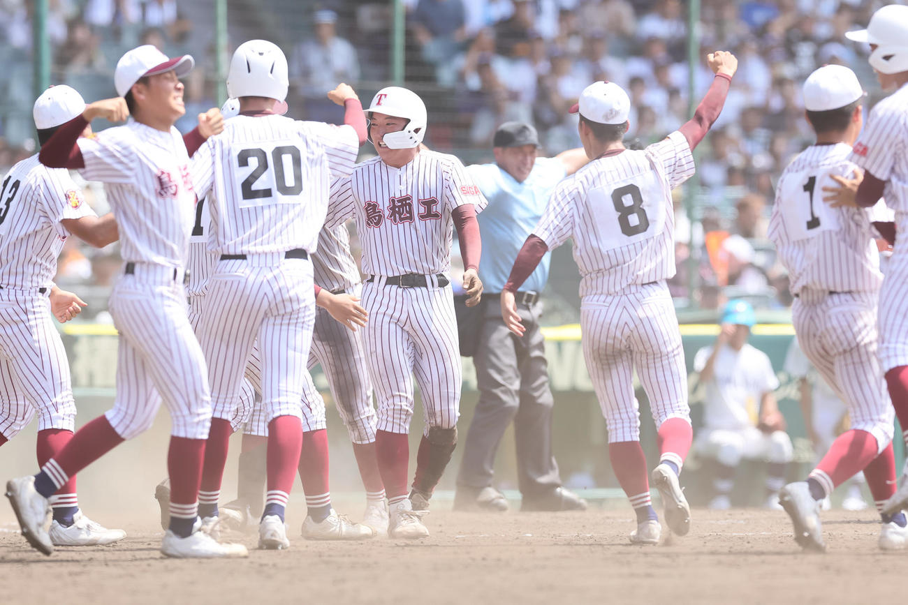 鳥栖工対富山商　サヨナラ勝ちし喜ぶ鳥栖工ナイン（撮影・足立雅史）