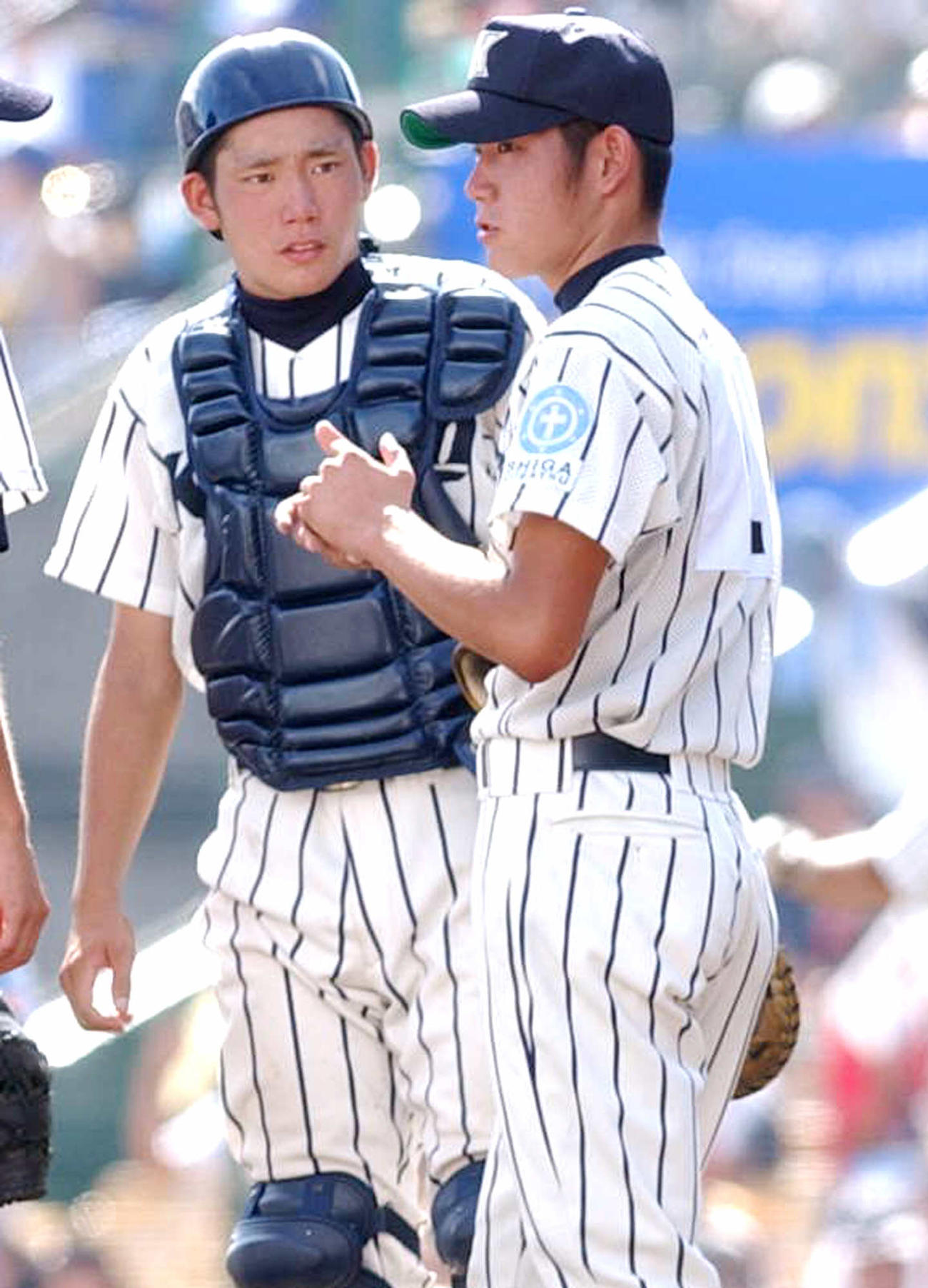 02年8月、マウンドで相談する双子バッテリーの光泉・馬場陽介捕手と馬場敬介投手