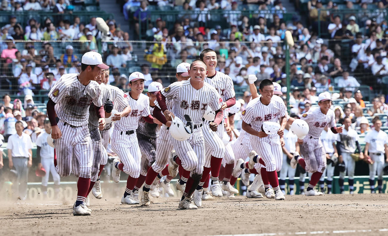 鳥栖工対富山商　サヨナラ勝ちしスタンドへ駆け出す鳥栖工ナイン（撮影・足立雅史）