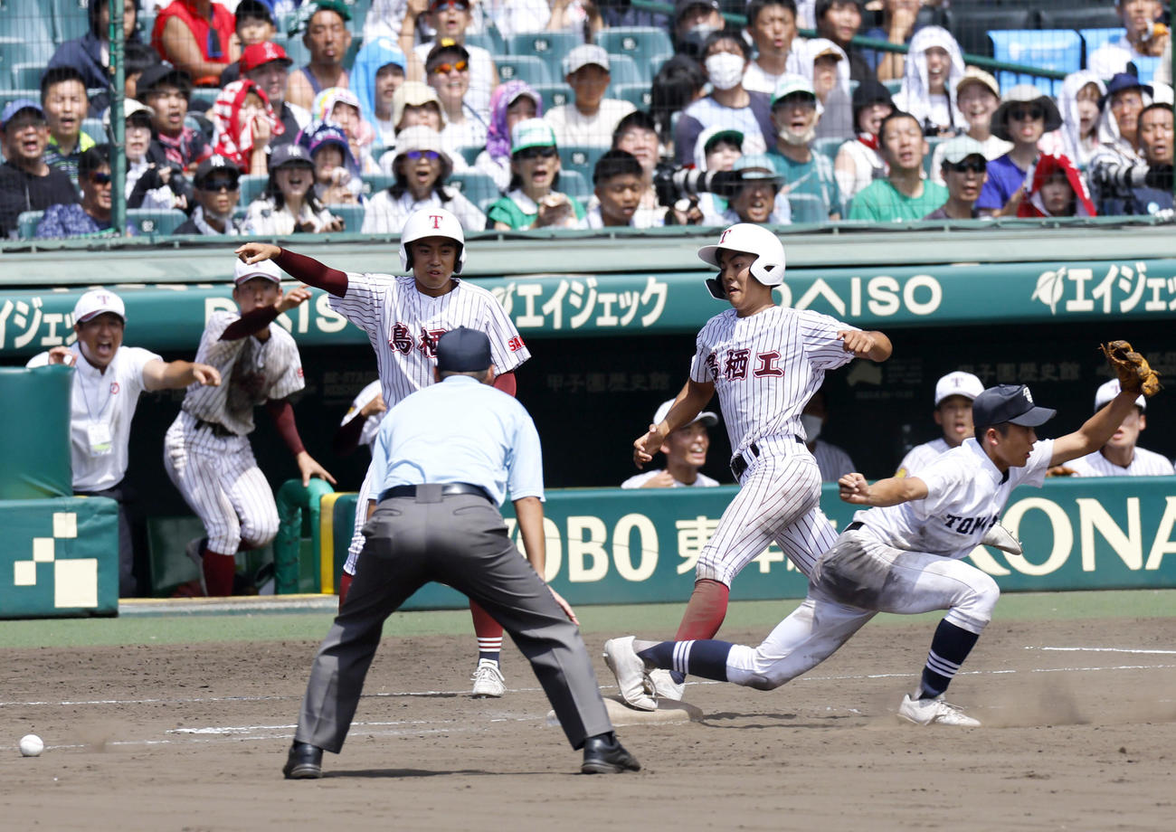 鳥栖工対富山商　タイブレーク12回裏鳥栖工無死一、二塁、林（右から2人目）の投安バントが上田の悪送球を誘いサヨナラ勝ちを決める。右は一塁手白崎（撮影・上山淳一）