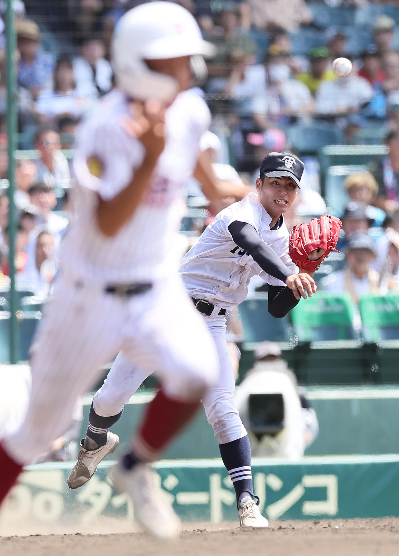 鳥栖工対富山商　延長タイブレーク12回裏鳥栖工無死一、二塁、林（左）のバントを上田が一塁に悪送球し、サヨナラ負けを喫する（撮影・足立雅史）