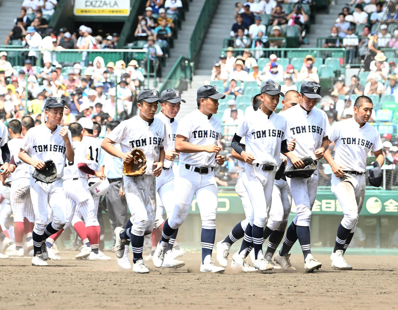 鳥栖工対富山商　鳥栖工に負け肩を落とす富山商ナイン（撮影・石井愛子）