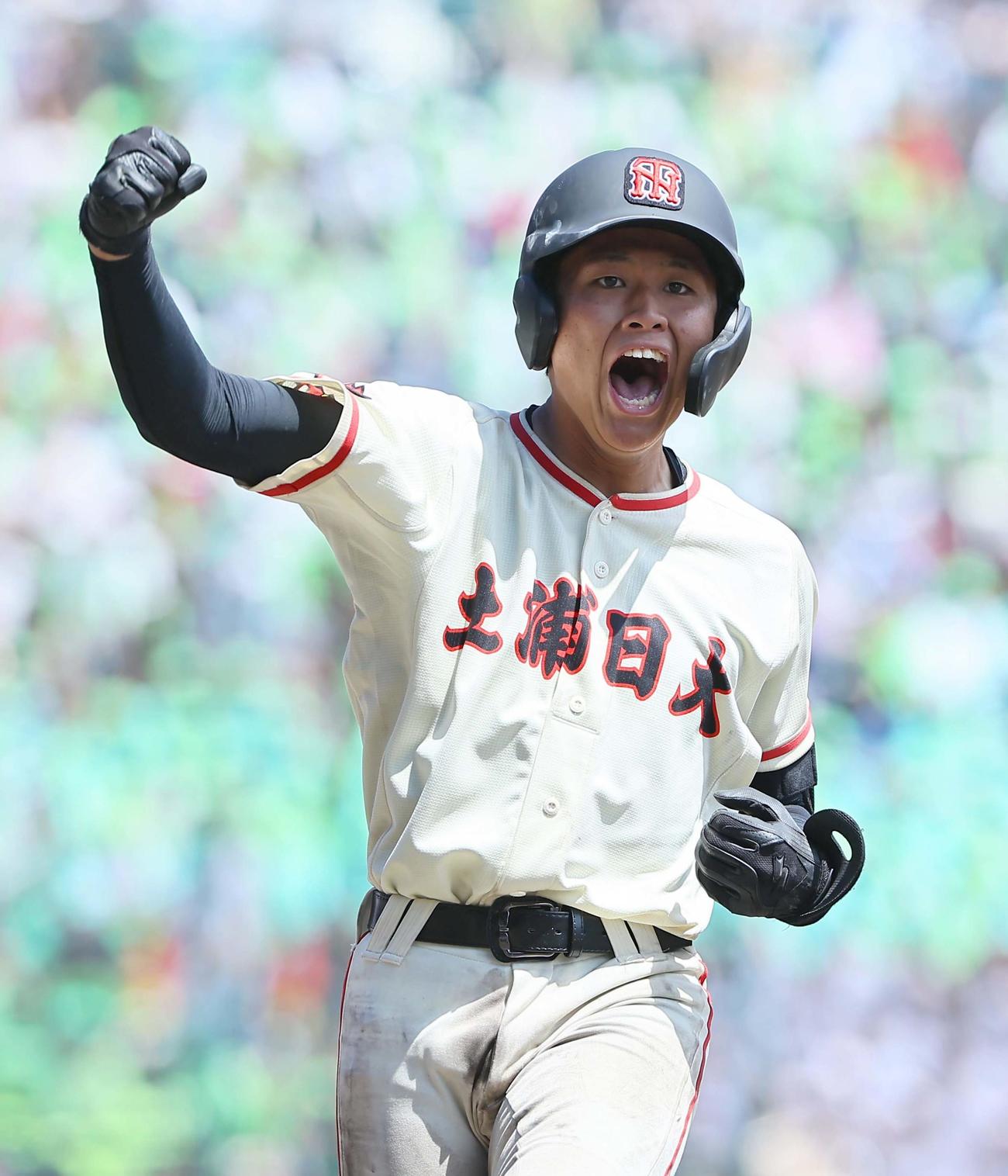 土浦日大対上田西　タイブレーク10回表土浦日大2死満塁、左前適時打を放った塚原はガッツポーズ（撮影・上田博志）